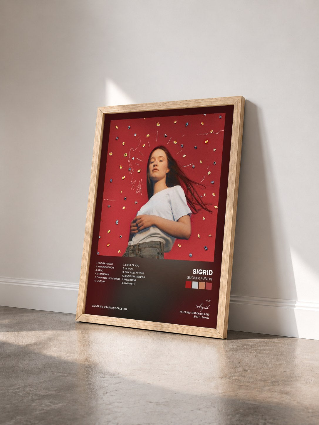 #bois Tableau de l'album Sucker Punch de Sigrid vu de trois quarts, cadre en bois brut