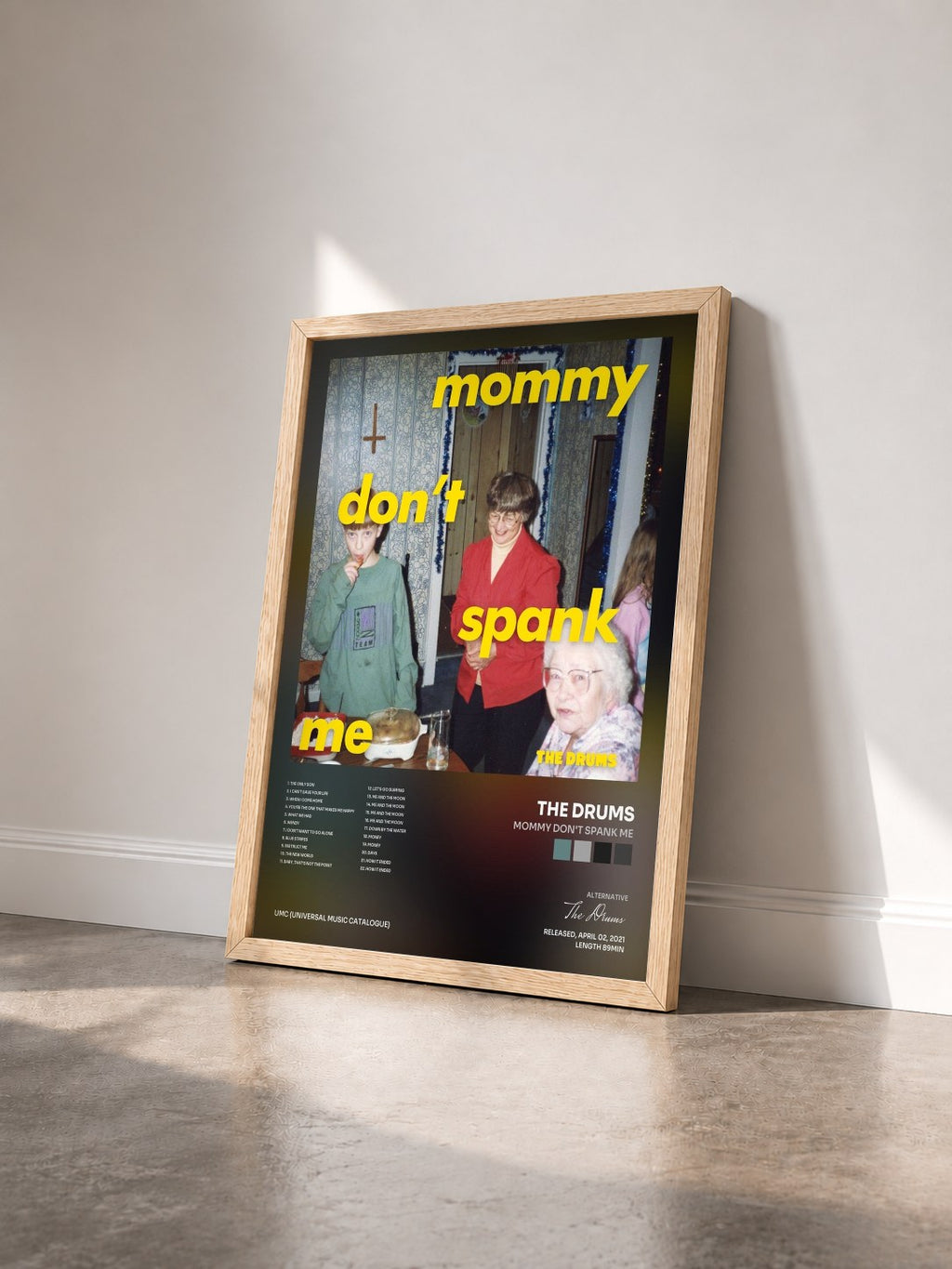 #bois Tableau de l'album MOMMY DON'T SPANK ME de The Drums vu de trois quarts, cadre en bois brut