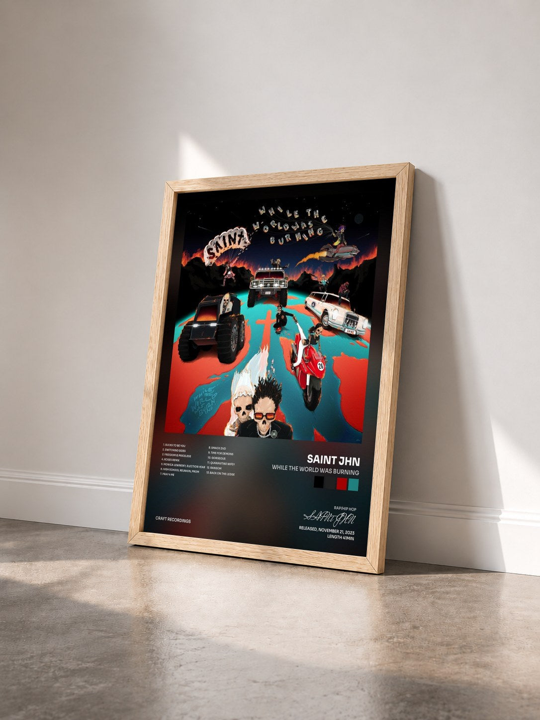 #bois Tableau de l'album While The World Was Burning de SAINt JHN vu de trois quarts, cadre en bois brut