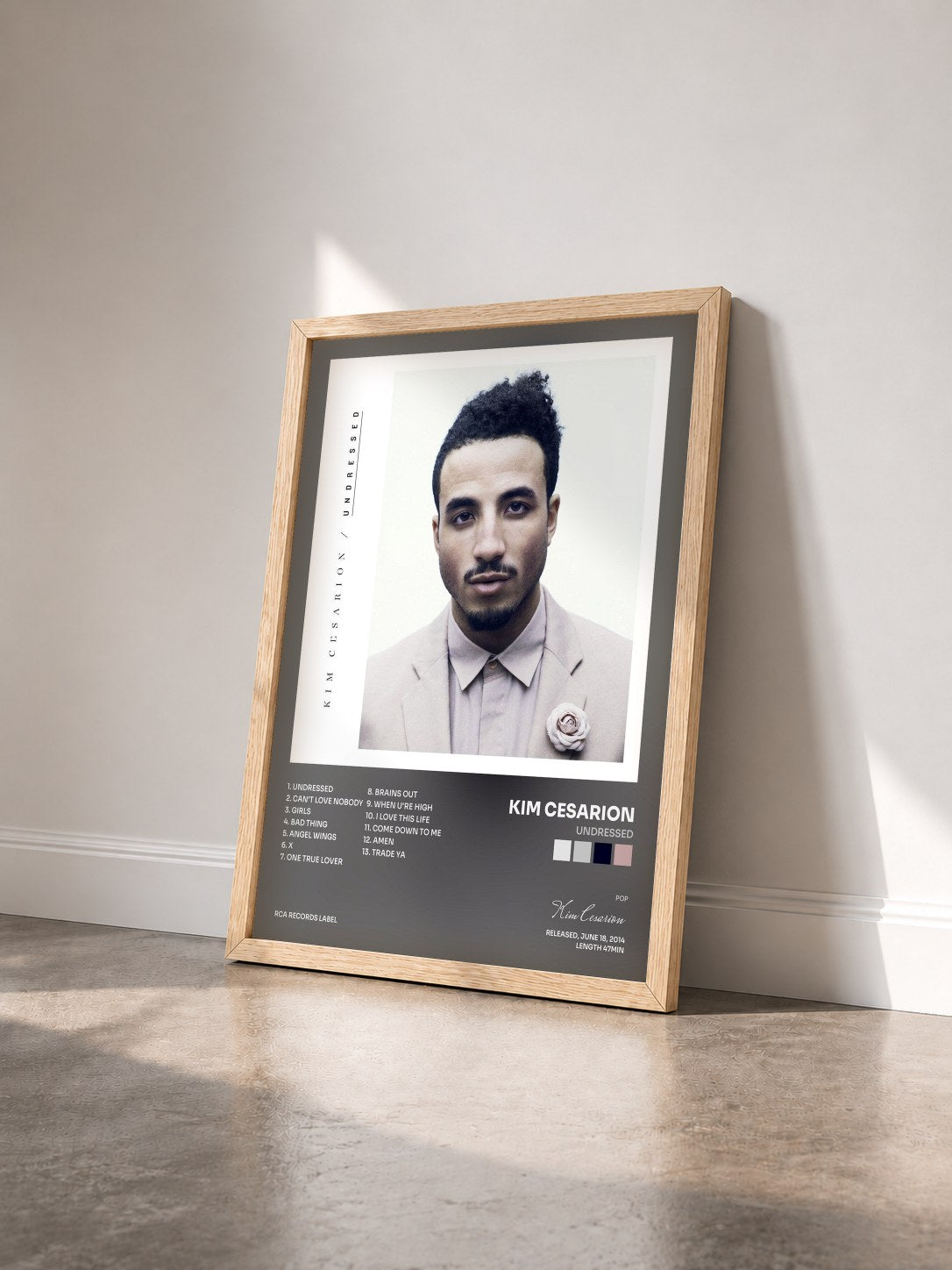 #bois Tableau de l'album Undressed de Kim Cesarion vu de trois quarts, cadre en bois brut