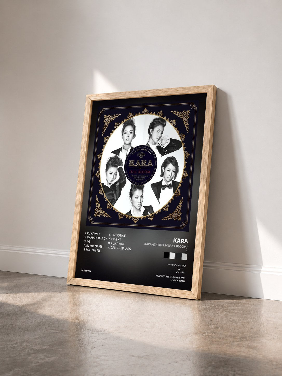 #bois Tableau de l'album KARA 4th Album [Full Bloom] (4) de Kara vu de trois quarts, cadre en bois brut