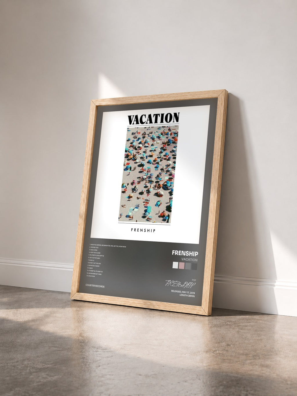 #bois Tableau de l'album Vacation de FRENSHIP vu de trois quarts, cadre en bois brut
