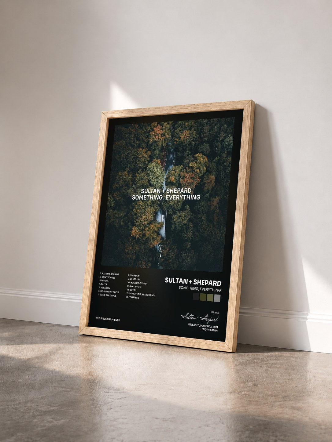 #bois Tableau de l'album Something, Everything de Sultan + Shepard vu de trois quarts, cadre en bois brut
