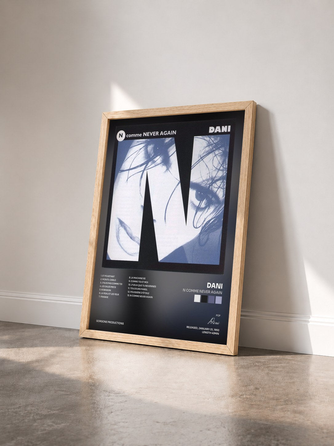 #bois Tableau de l'album N comme Never Again de Dani vu de trois quarts, cadre en bois brut