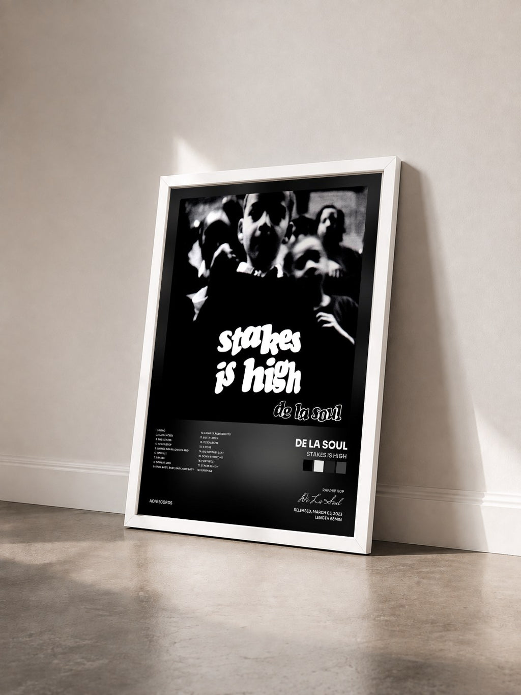 #blanc Tableau de l'album Stakes Is High de De La Soul vu de trois quarts, cadre blanc