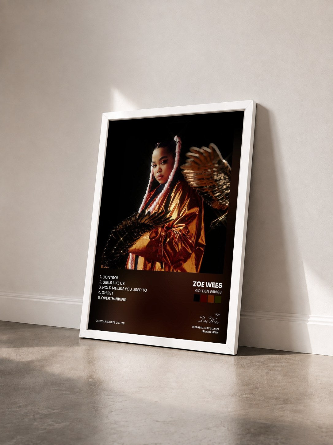#blanc Tableau de l'album Golden Wings de Zoe Wees vu de trois quarts, cadre blanc