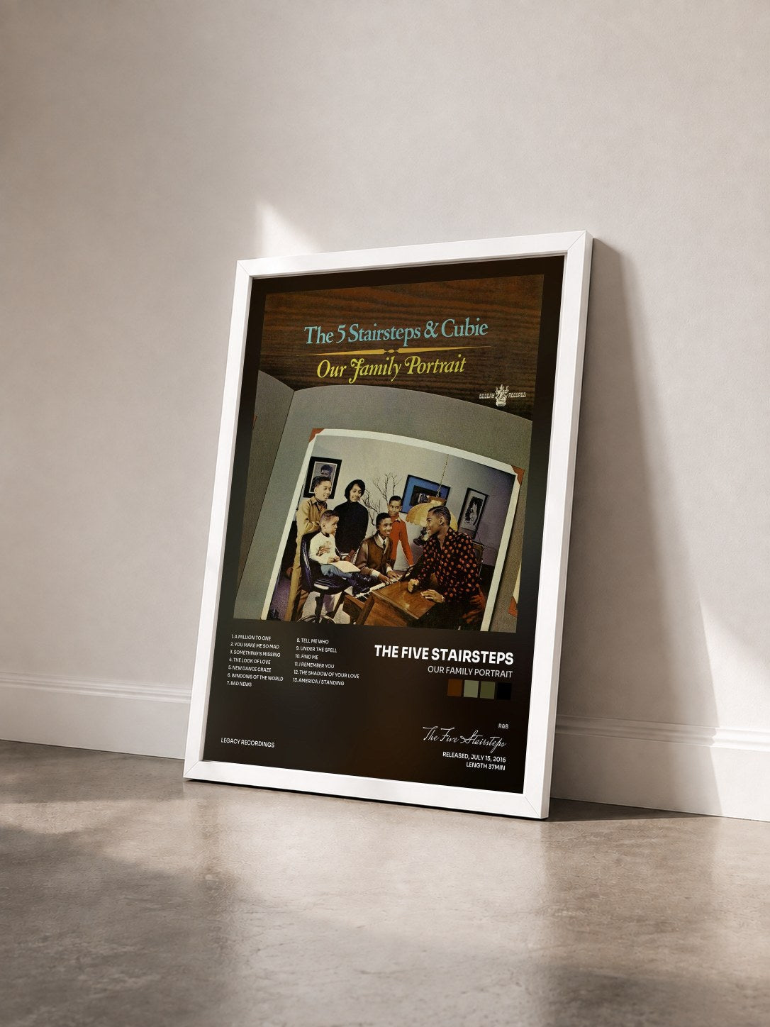 #blanc Tableau de l'album Our Family Portrait de The Five Stairsteps vu de trois quarts, cadre blanc