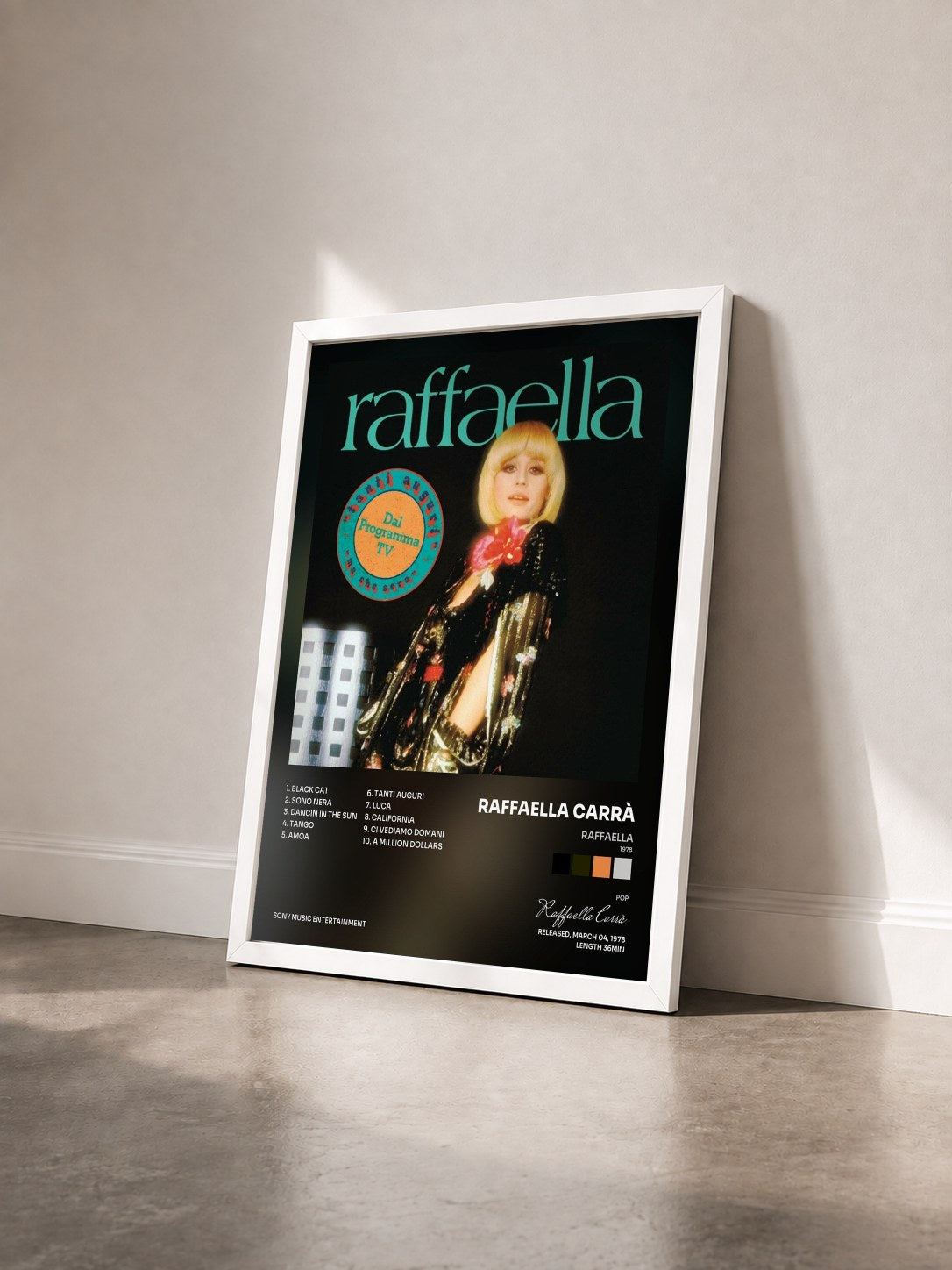 #blanc Tableau de l'album Raffaella (1978) de Raffaella Carrà vu de trois quarts, cadre blanc
