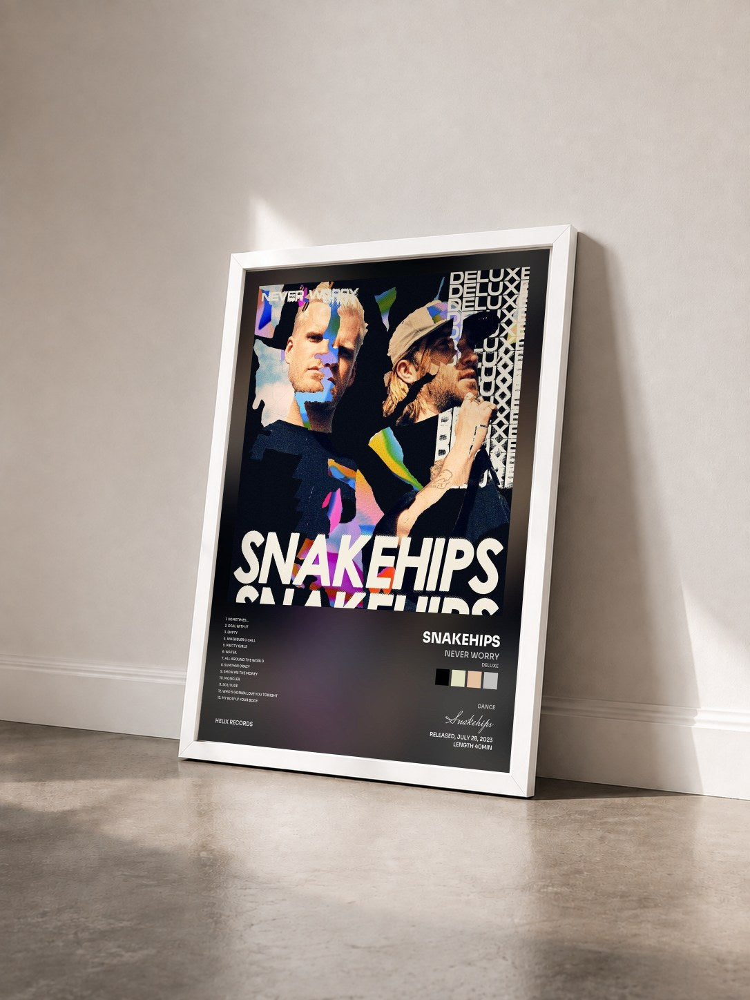 #blanc Tableau de l'album never worry (deluxe) de Snakehips vu de trois quarts, cadre blanc