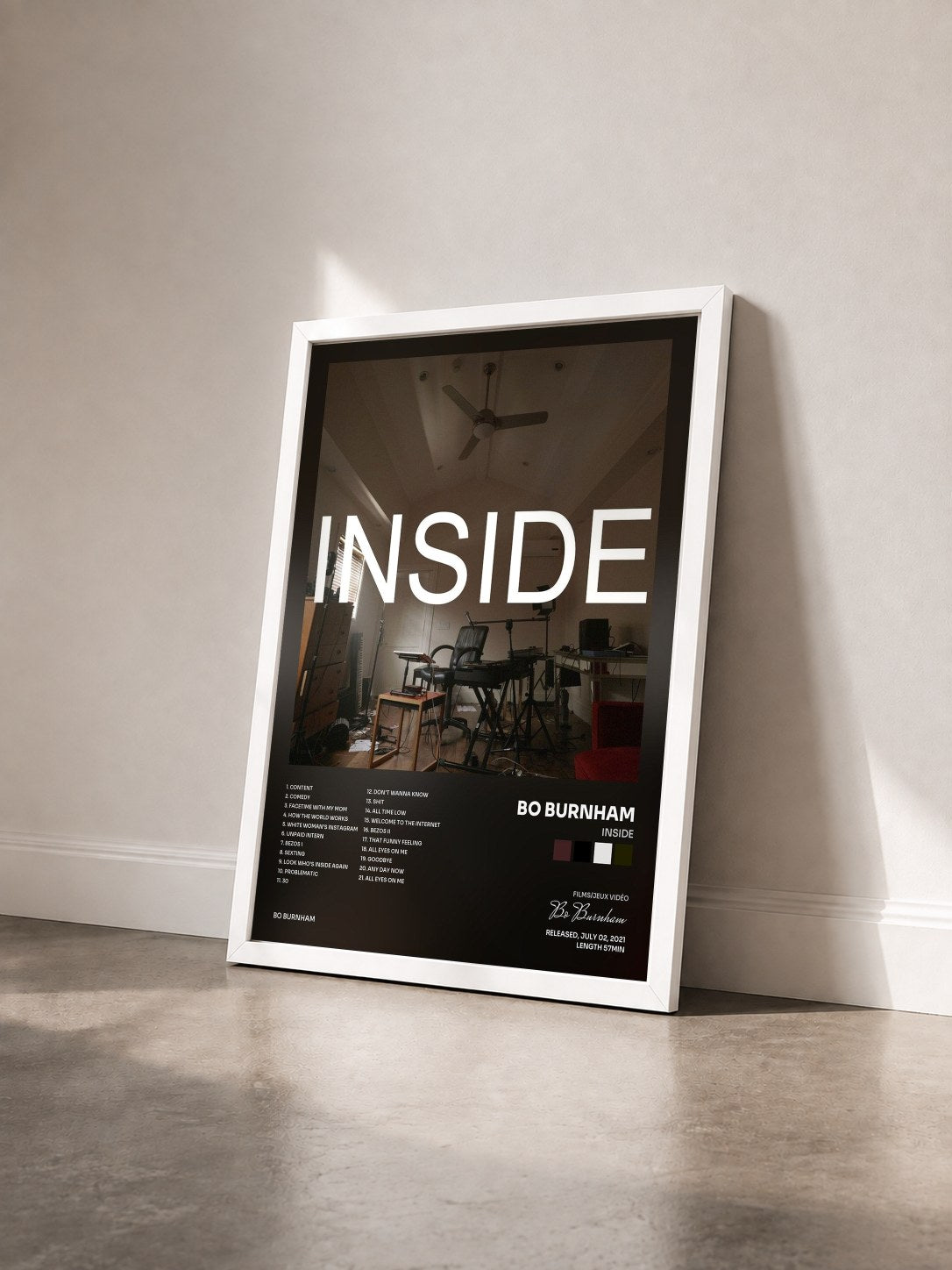 #blanc Tableau de l'album INSIDE de Bo Burnham vu de trois quarts, cadre blanc