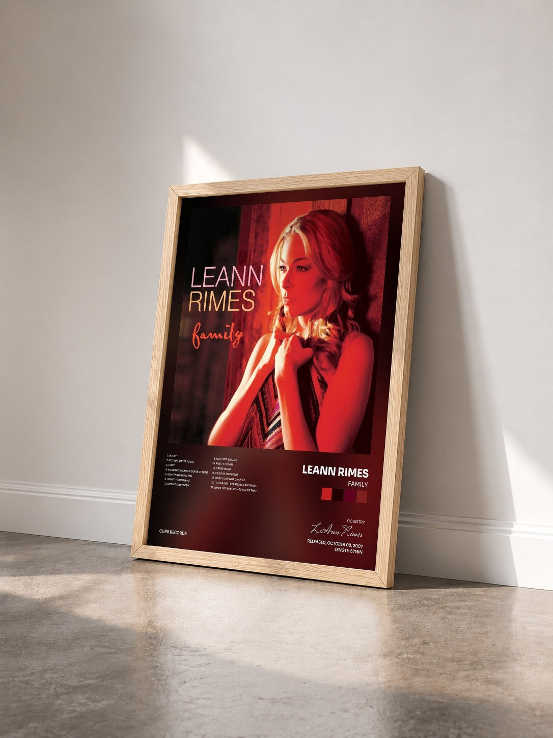 #bois Tableau de l'album Family de LeAnn Rimes vu de trois quarts, cadre en bois brut