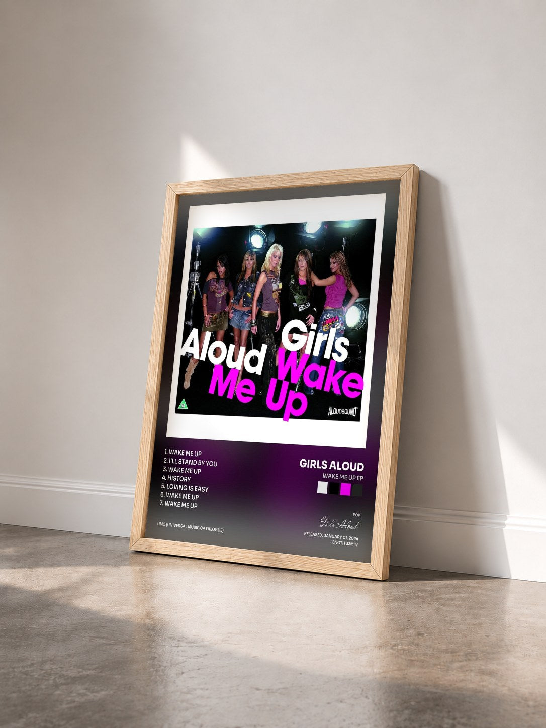 #bois Tableau de l'album Wake Me Up EP de Girls Aloud vu de trois quarts, cadre en bois brut