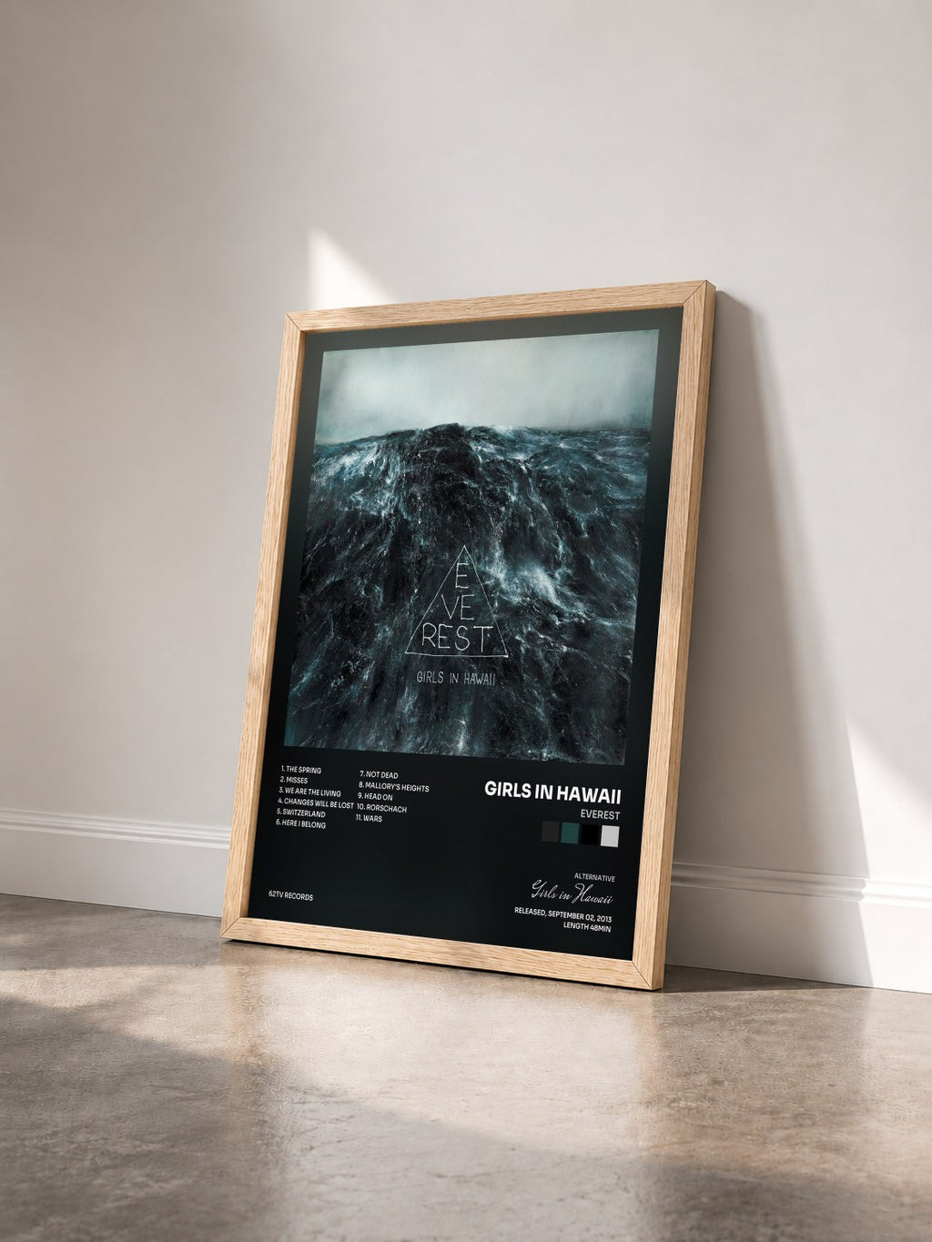 #bois Tableau de l'album Everest de Girls in Hawaii vu de trois quarts, cadre en bois brut