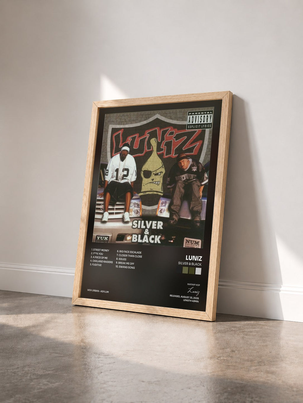 #bois Tableau de l'album Silver & Black de Luniz vu de trois quarts, cadre en bois brut