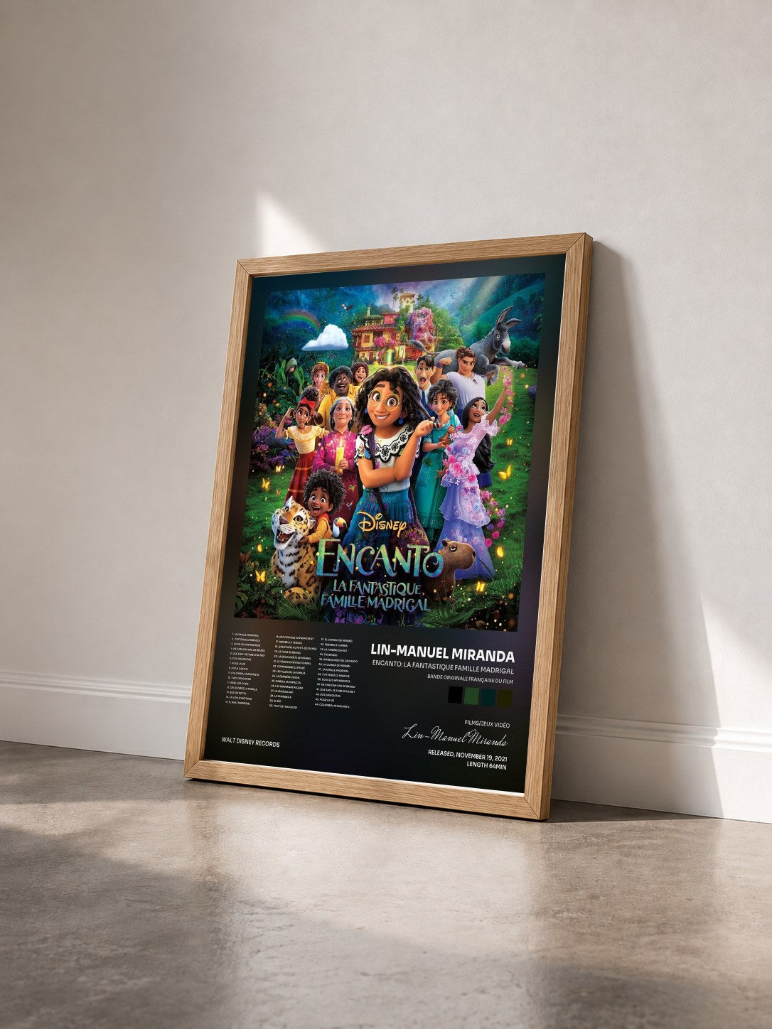 #bois Tableau de l'album Encanto: La fantastique famille Madrigal (Bande Originale Française du Film) de Lin-Manuel Miranda vu de trois quarts, cadre en bois brut