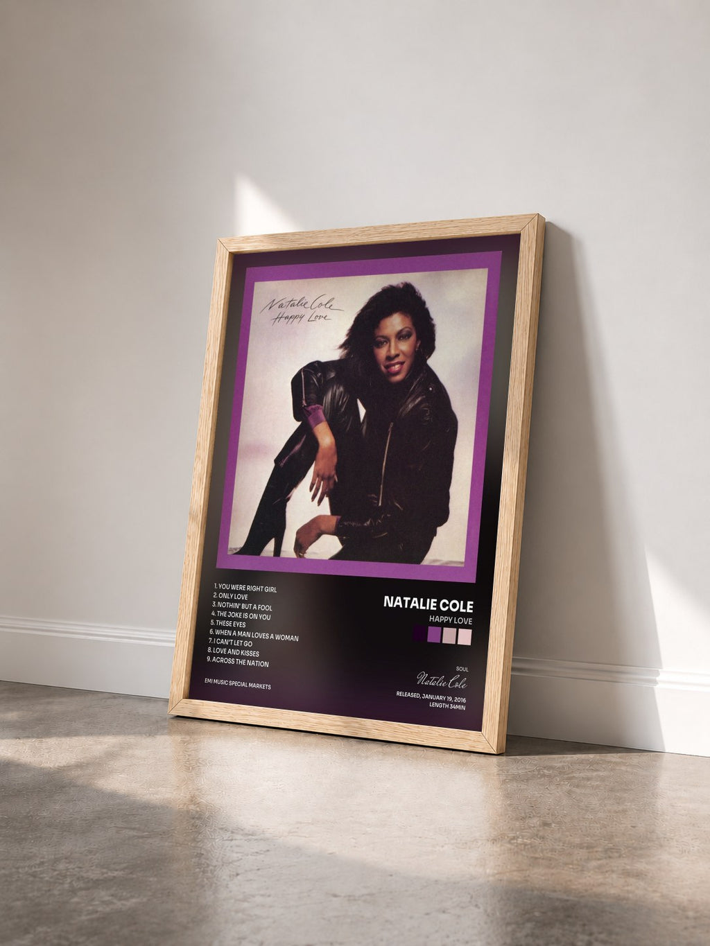#bois Tableau de l'album Happy Love de Natalie Cole vu de trois quarts, cadre en bois brut