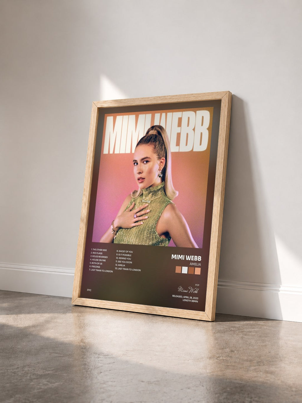 #bois Tableau de l'album Amelia de Mimi Webb vu de trois quarts, cadre en bois brut