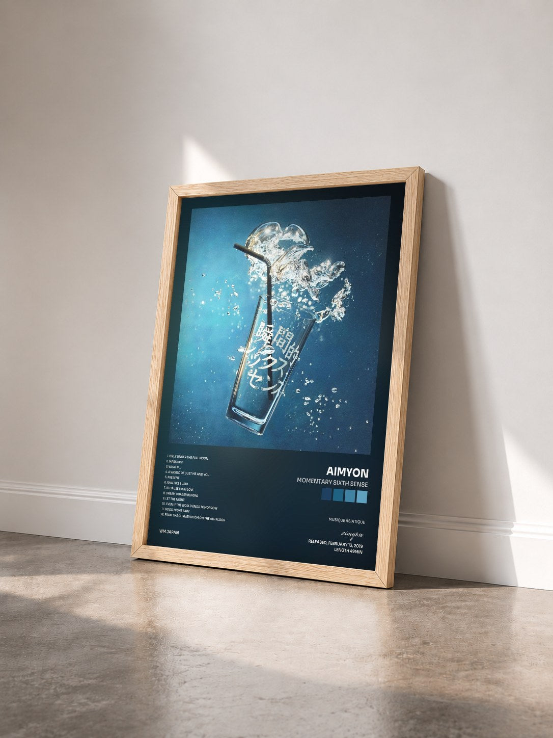 #bois Tableau de l'album Momentary Sixth Sense de aimyon vu de trois quarts, cadre en bois brut
