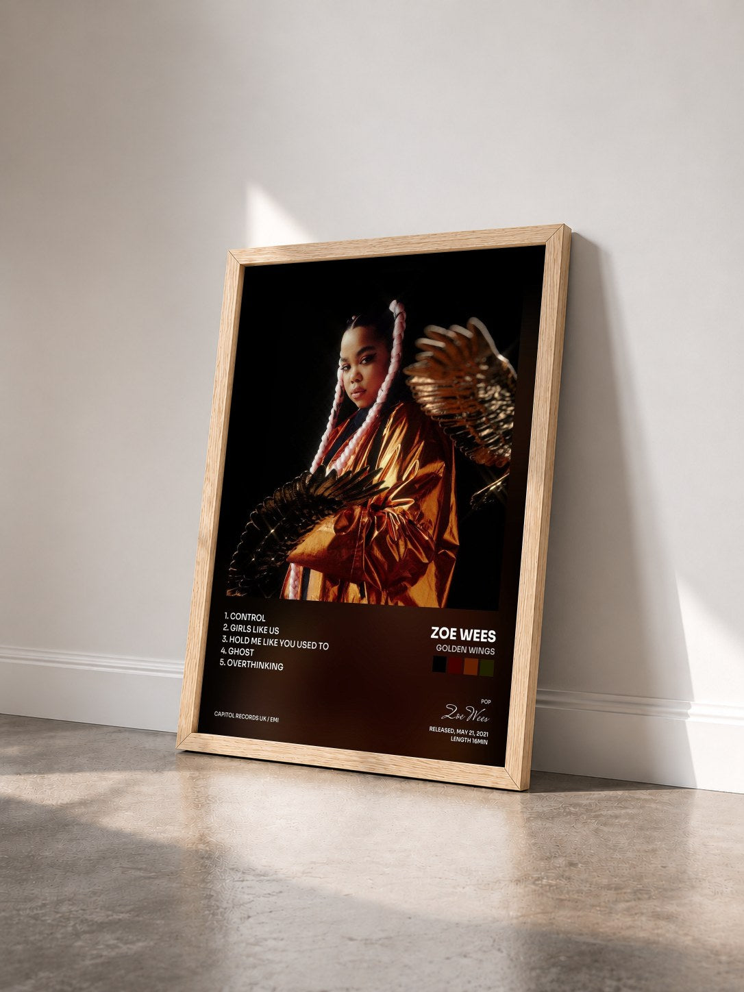 #bois Tableau de l'album Golden Wings de Zoe Wees vu de trois quarts, cadre en bois brut