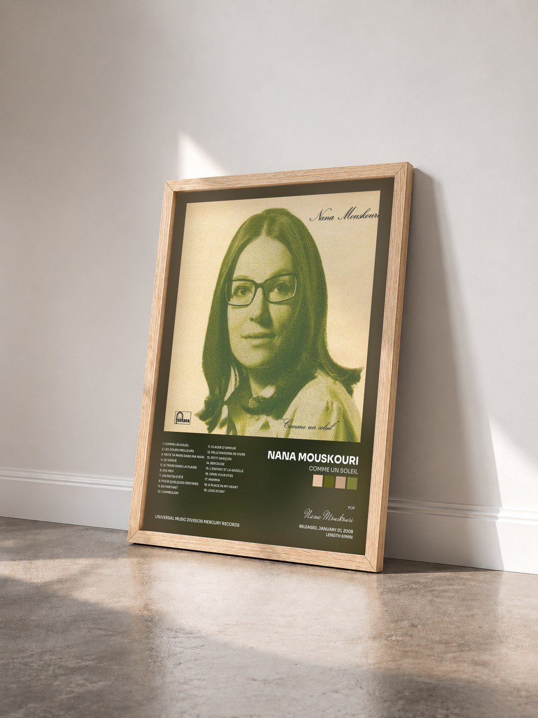 #bois Tableau de l'album Comme Un Soleil de Nana Mouskouri vu de trois quarts, cadre en bois brut