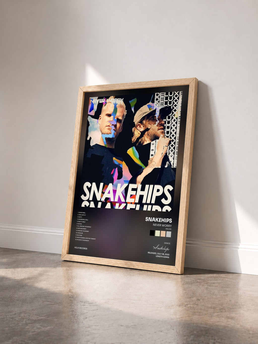 #bois Tableau de l'album never worry (deluxe) de Snakehips vu de trois quarts, cadre en bois brut