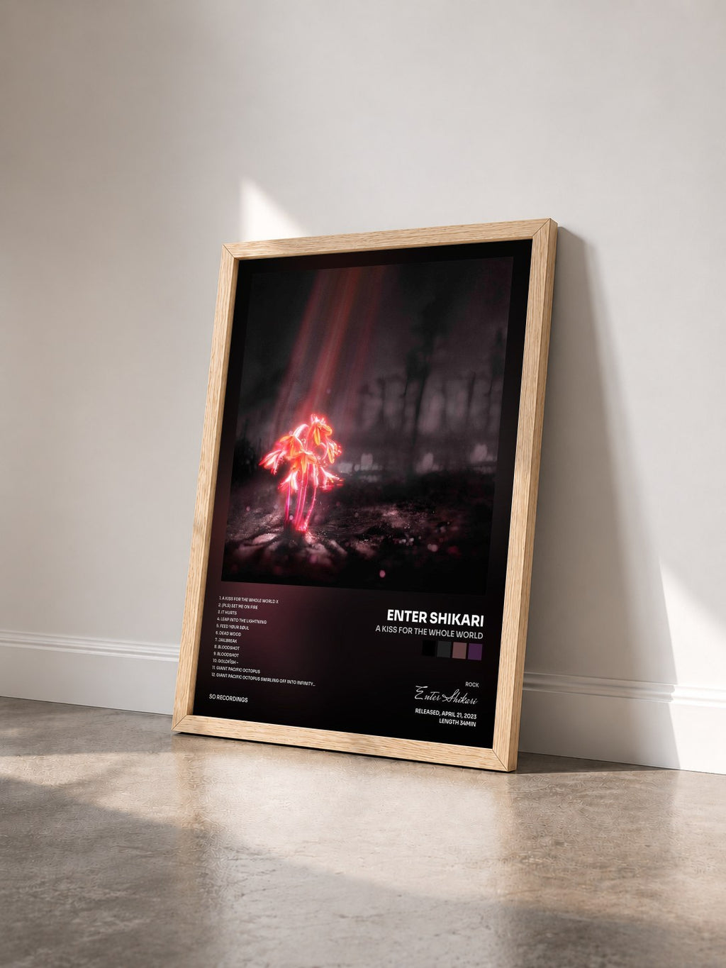 #bois Tableau de l'album A Kiss for the Whole World de Enter Shikari vu de trois quarts, cadre en bois brut