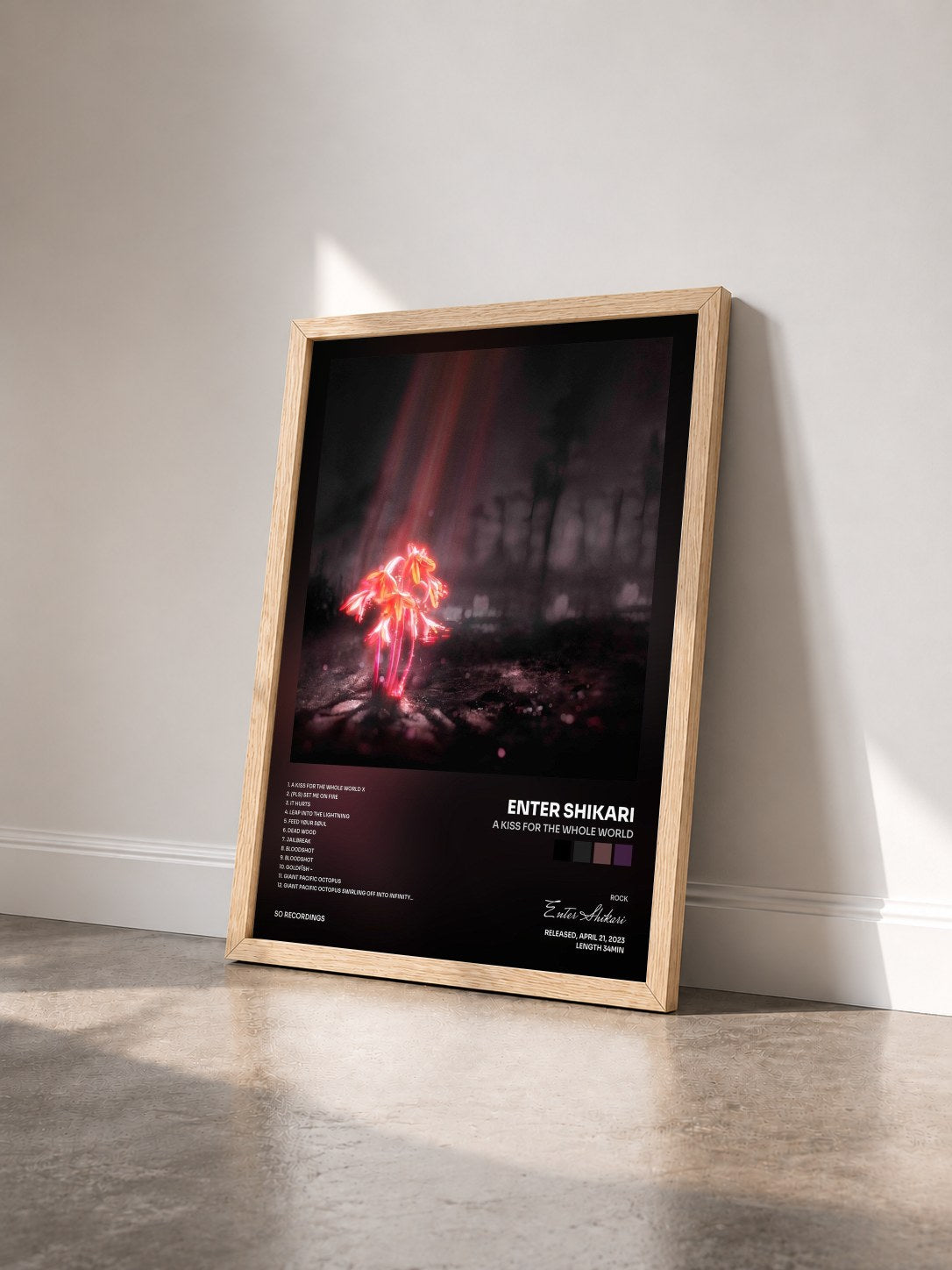 #bois Tableau de l'album A Kiss for the Whole World de Enter Shikari vu de trois quarts, cadre en bois brut