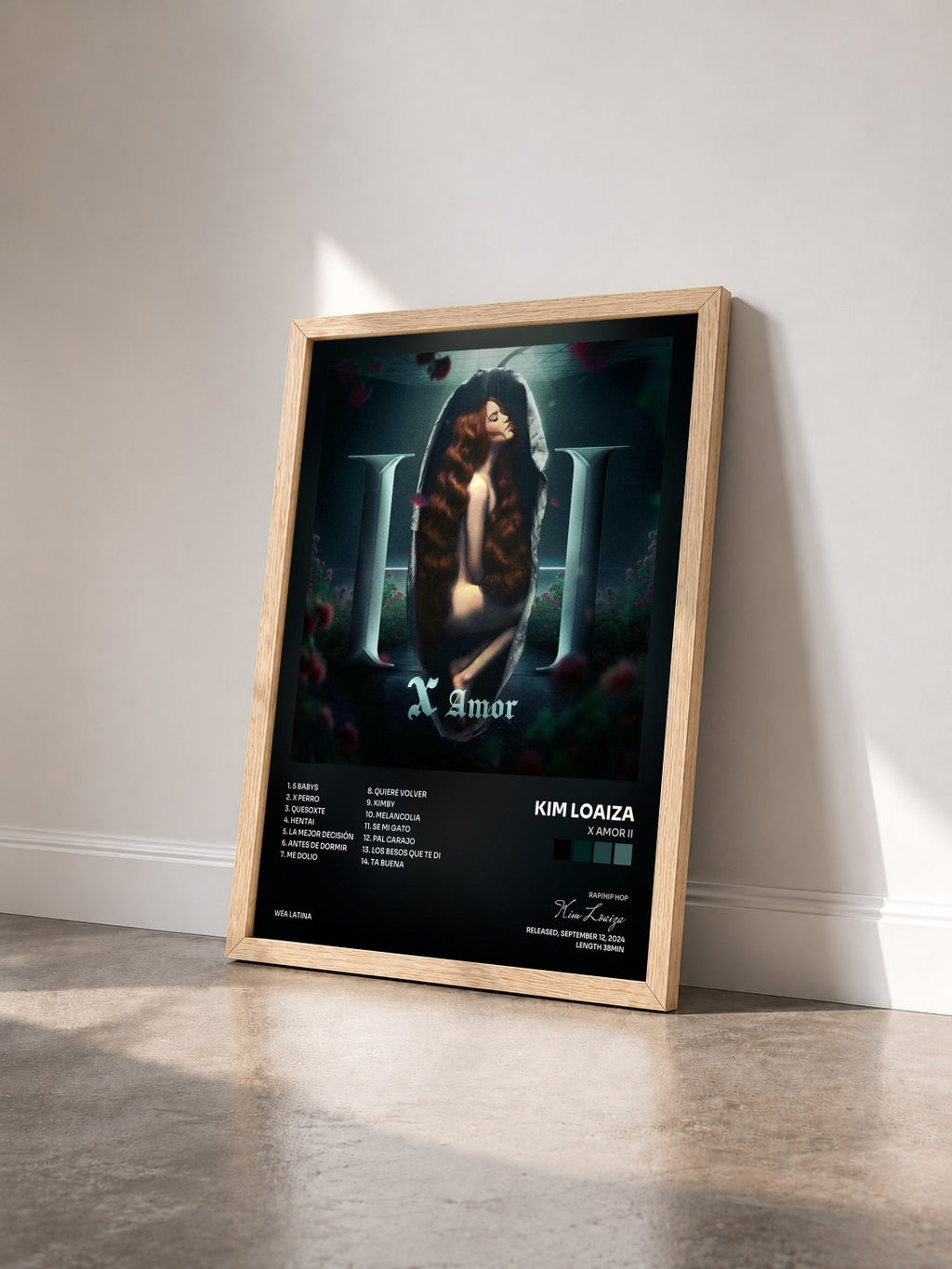 #bois Tableau de l'album X Amor II de Kim Loaiza vu de trois quarts, cadre en bois brut