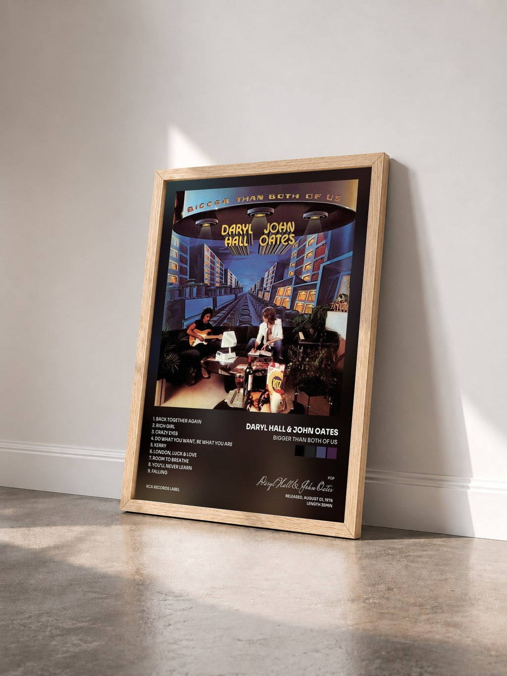 #bois Tableau de l'album Bigger Than Both Of Us de Daryl Hall & John Oates vu de trois quarts, cadre en bois brut