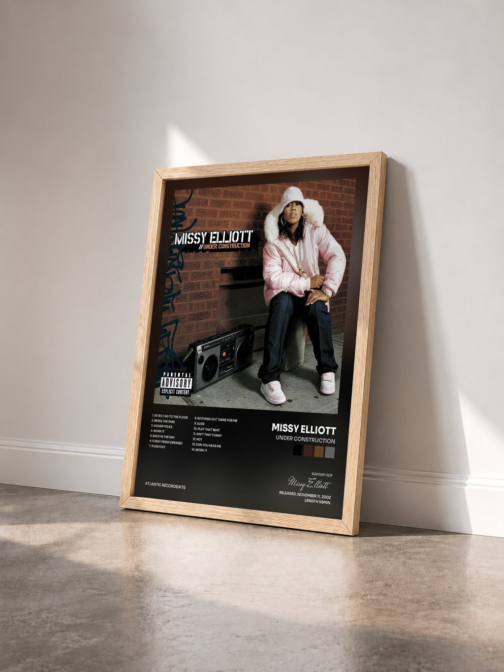#bois Tableau de l'album Under Construction de Missy Elliott vu de trois quarts, cadre en bois brut