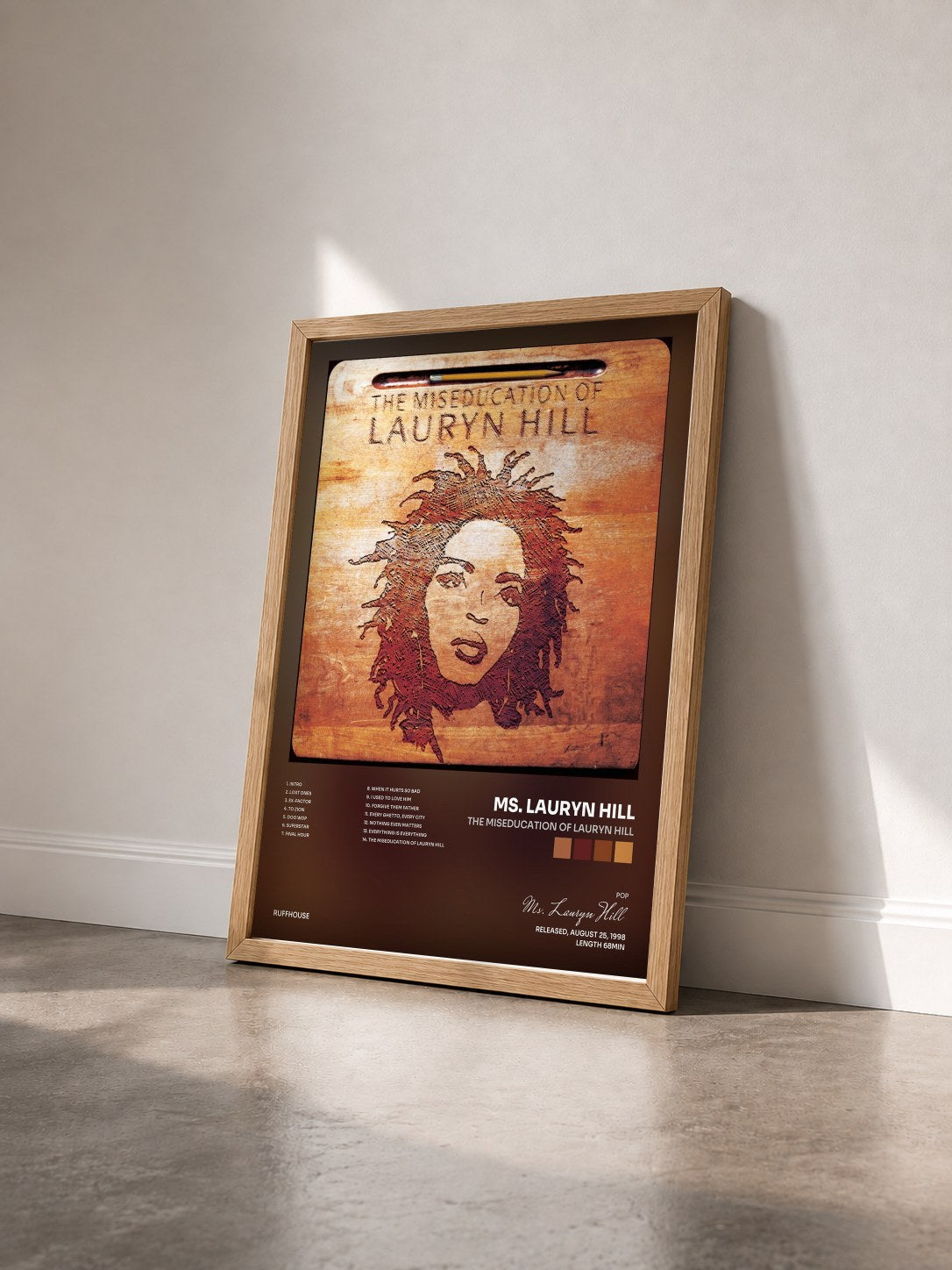 #bois Tableau de l'album The Miseducation of Lauryn Hill de Ms. Lauryn Hill vu de trois quarts, cadre en bois brut