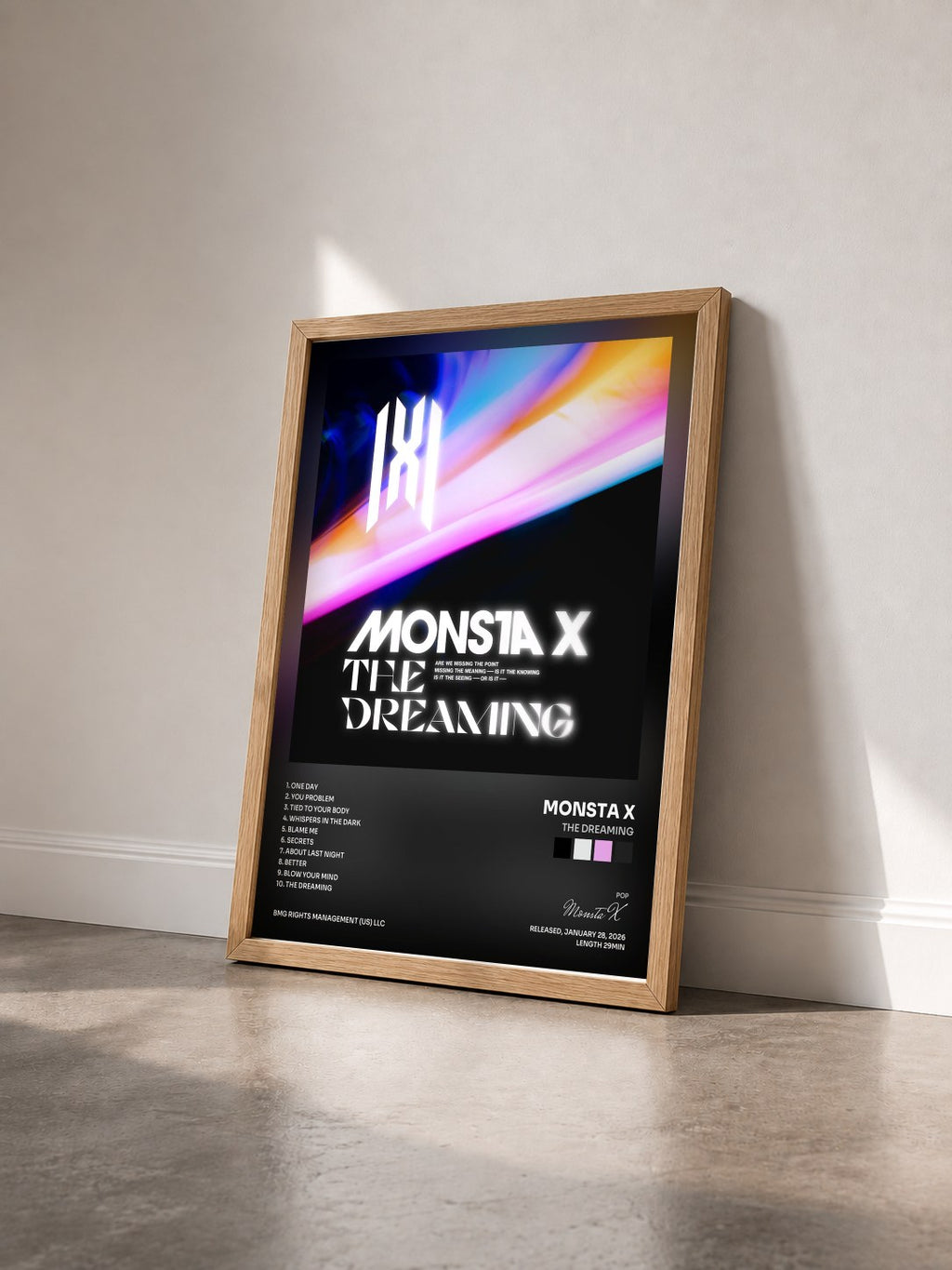 #bois Tableau de l'album The Dreaming de Monsta X vu de trois quarts, cadre en bois brut