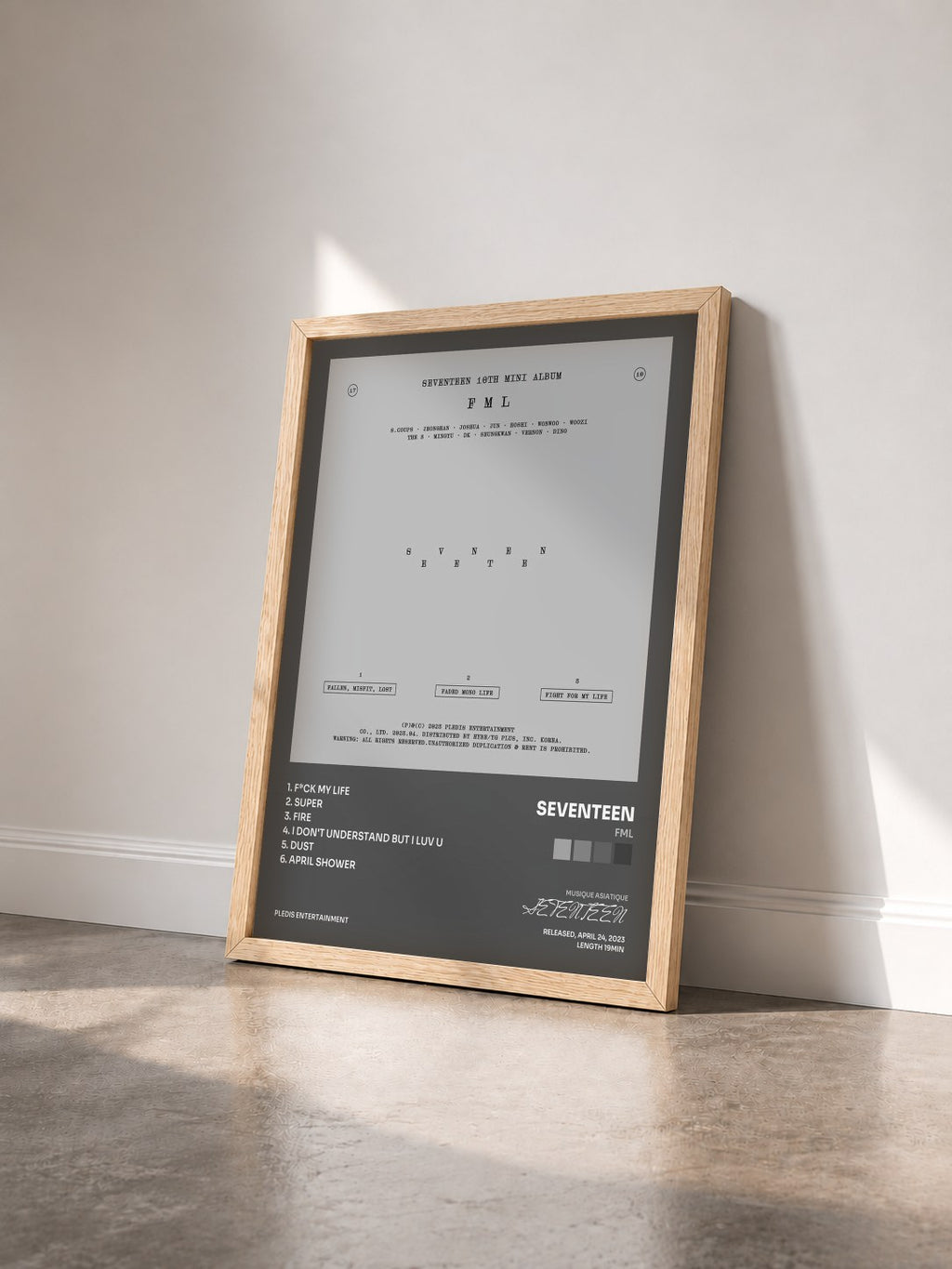 #bois Tableau de l'album FML de SEVENTEEN vu de trois quarts, cadre en bois brut