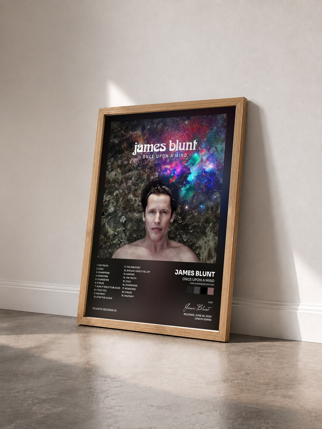#bois Tableau de l'album Once Upon A Mind (Time Suspended Edition) de James Blunt vu de trois quarts, cadre en bois brut