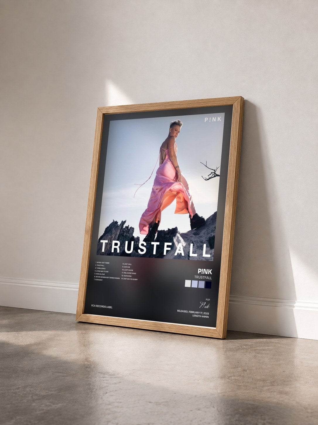 #bois Tableau de l'album TRUSTFALL de P!nk vu de trois quarts, cadre en bois brut