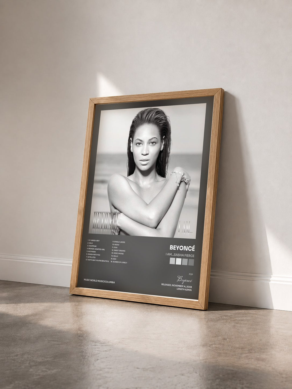 #bois Tableau de l'album I AM...SASHA FIERCE de Beyoncé vu de trois quarts, cadre en bois brut