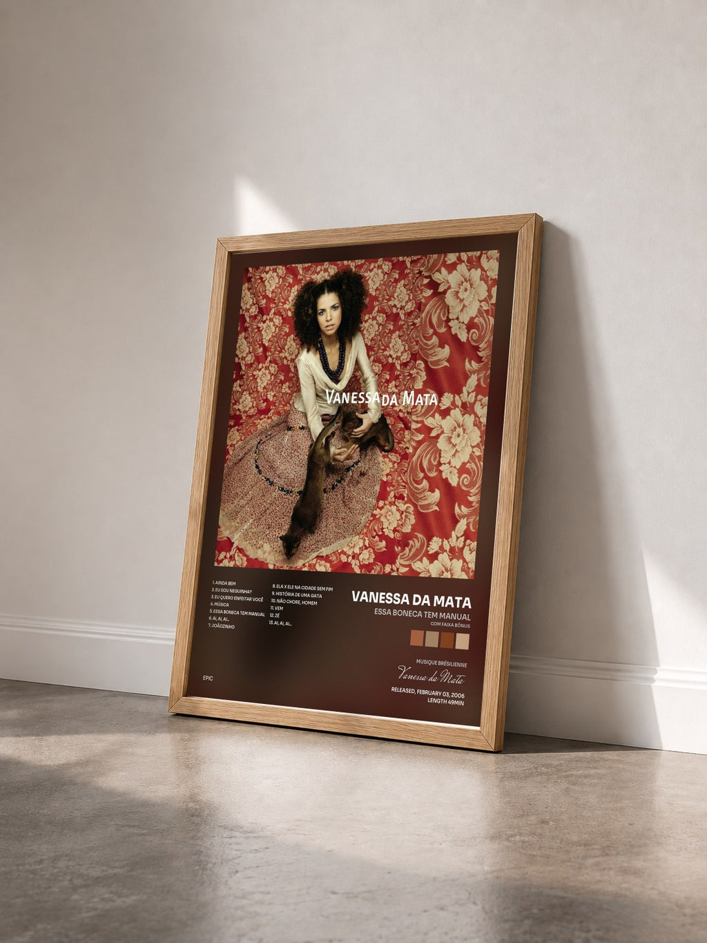 #bois Tableau de l'album Essa Boneca Tem Manual (Com Faixa Bônus) de Vanessa da Mata vu de trois quarts, cadre en bois brut