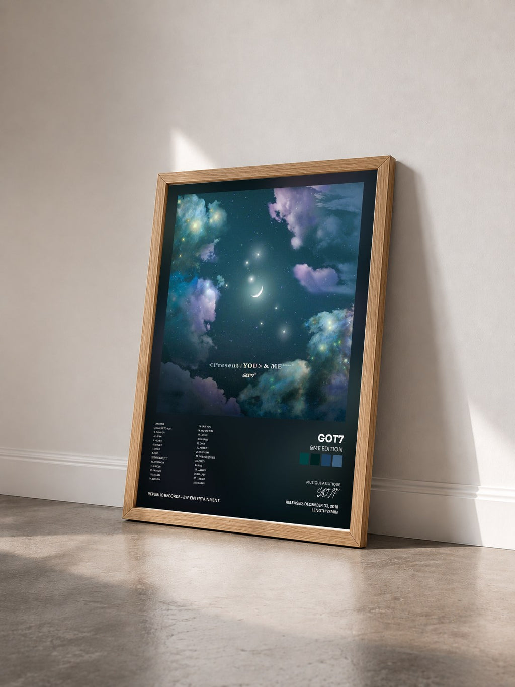#bois Tableau de l'album &ME Edition de GOT7 vu de trois quarts, cadre en bois brut
