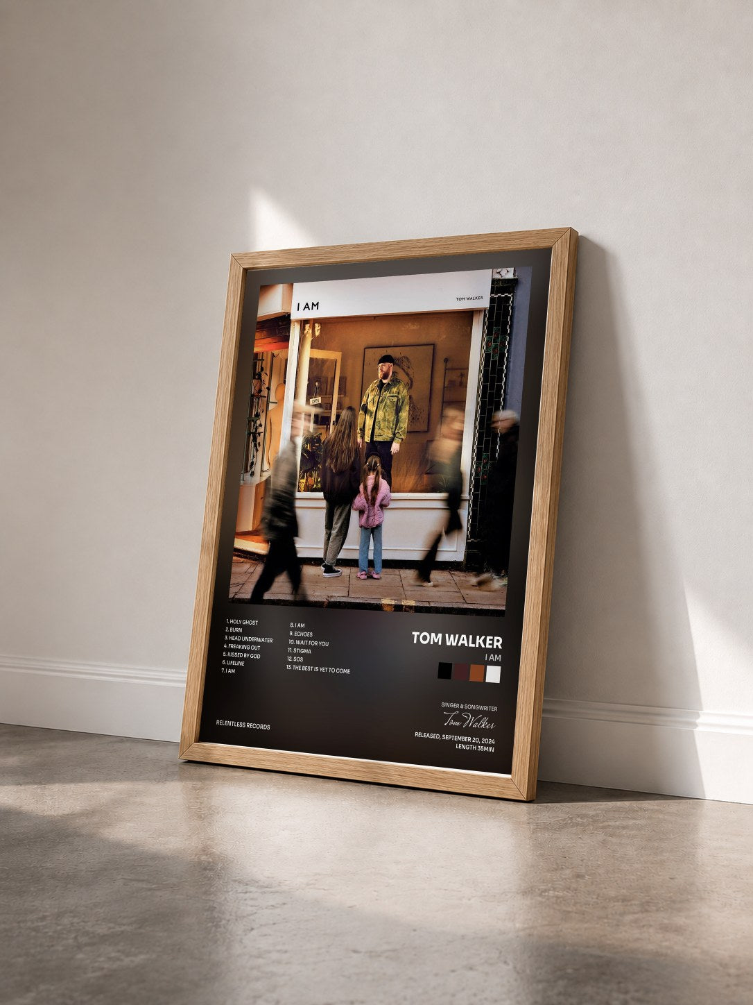 #bois Tableau de l'album I AM de Tom Walker vu de trois quarts, cadre en bois brut