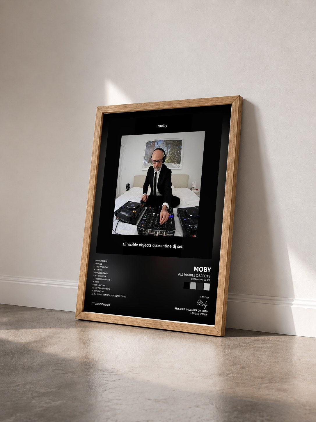 #bois Tableau de l'album All Visible Objects (Quarantine DJ Set) de Moby vu de trois quarts, cadre en bois brut