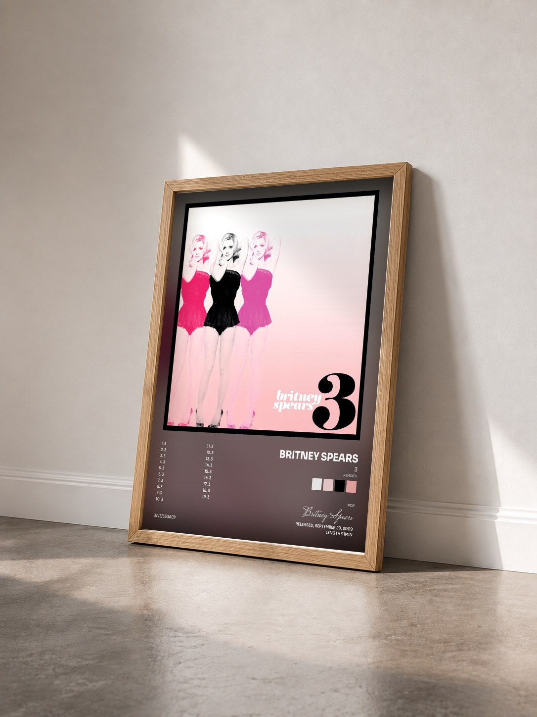 #bois Tableau de l'album 3 (Remixes) de Britney Spears vu de trois quarts, cadre en bois brut