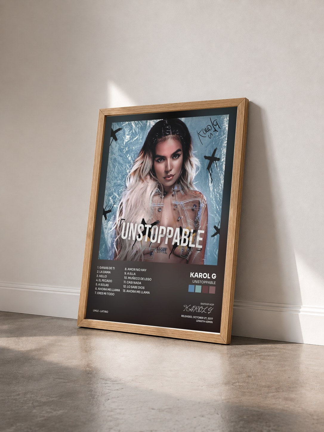 #bois Tableau de l'album Unstoppable de KAROL G vu de trois quarts, cadre en bois brut