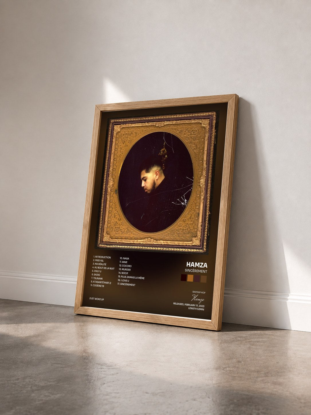 #bois Tableau de l'album Sincèrement de Hamza vu de trois quarts, cadre en bois brut