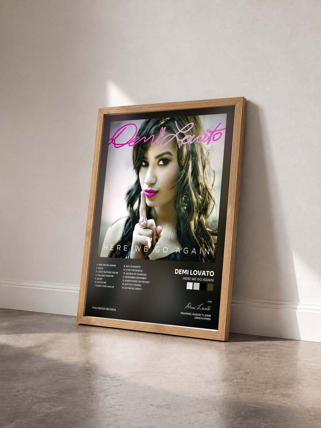 #bois Tableau de l'album Here We Go Again de Demi Lovato vu de trois quarts, cadre en bois brut