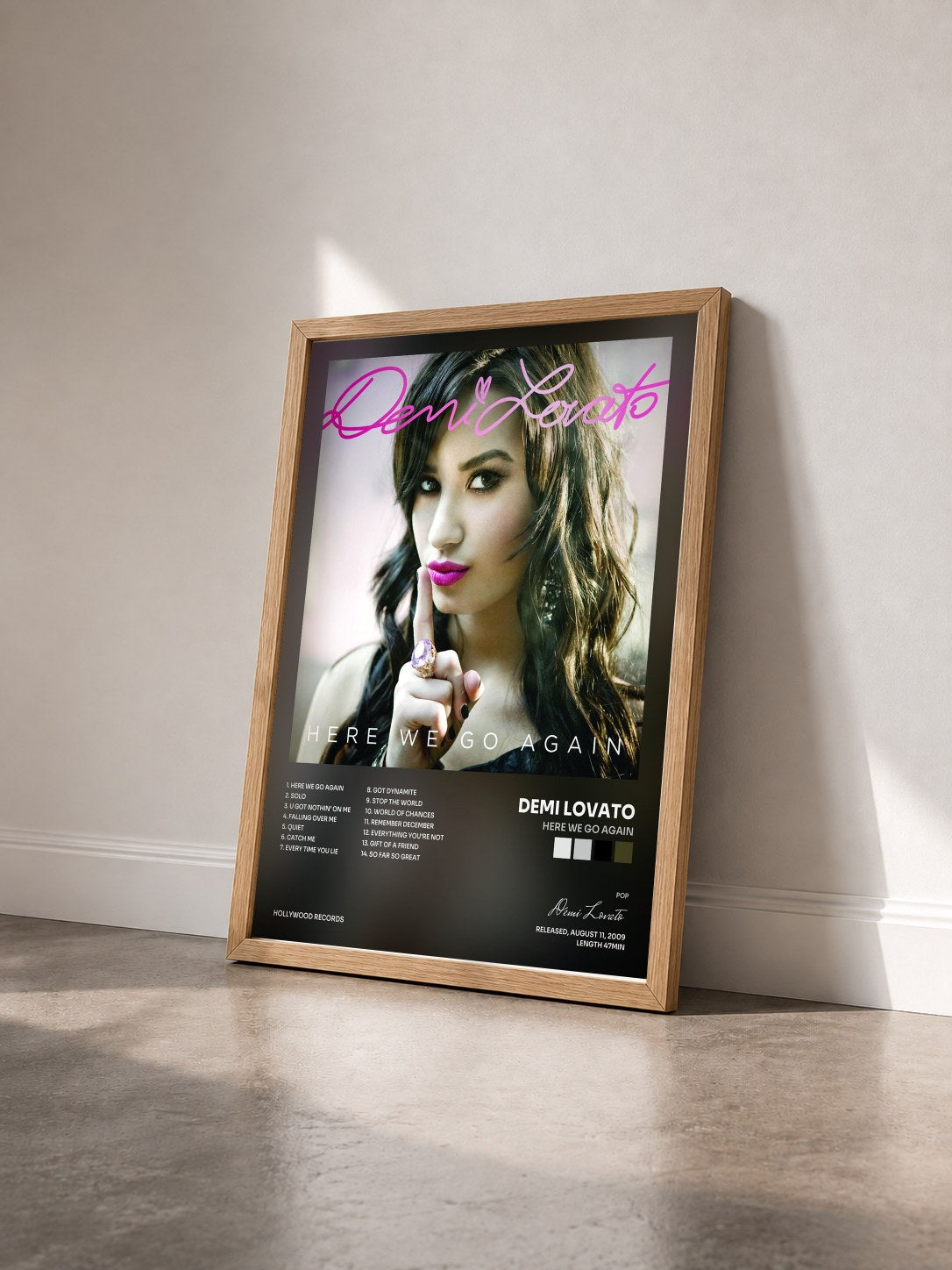 #bois Tableau de l'album Here We Go Again de Demi Lovato vu de trois quarts, cadre en bois brut