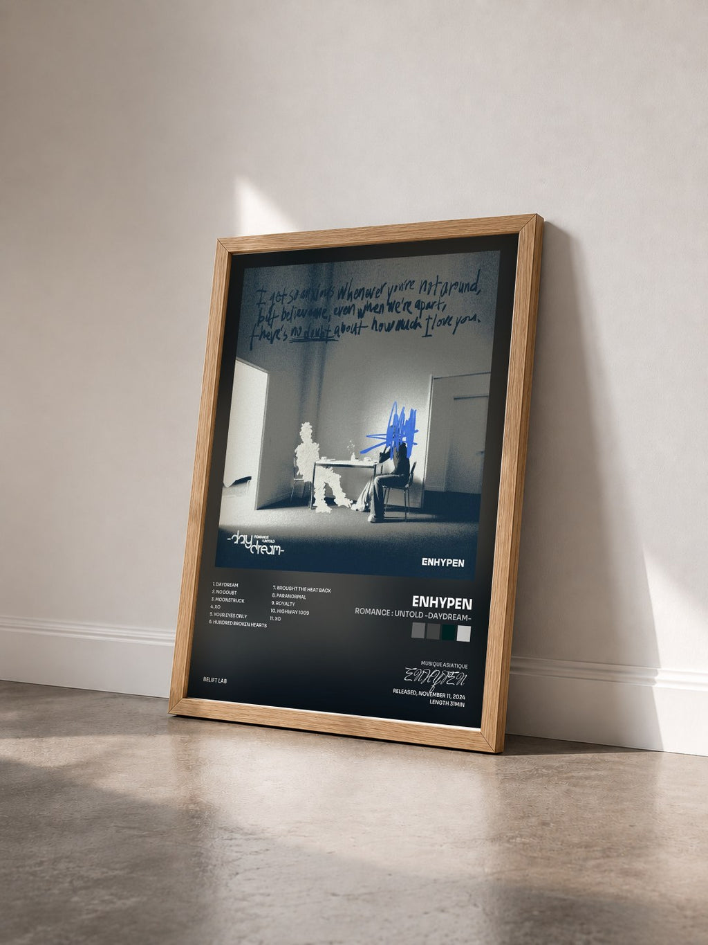 #bois Tableau de l'album ROMANCE : UNTOLD -daydream- de ENHYPEN vu de trois quarts, cadre en bois brut
