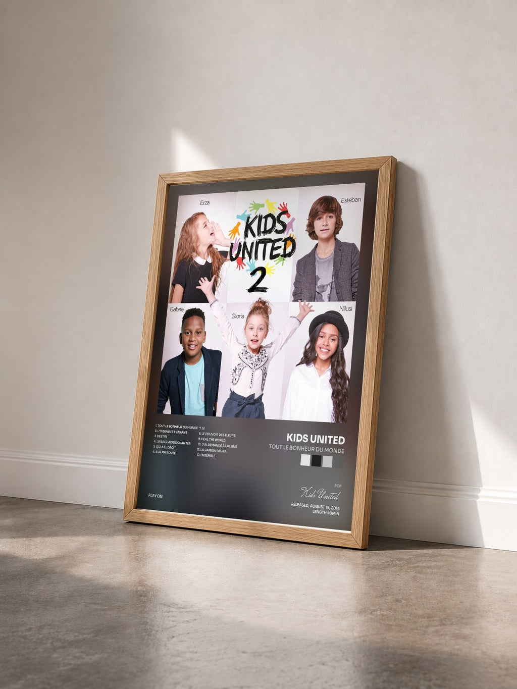 #bois Tableau de l'album Tout le bonheur du monde de Kids United vu de trois quarts, cadre en bois brut
