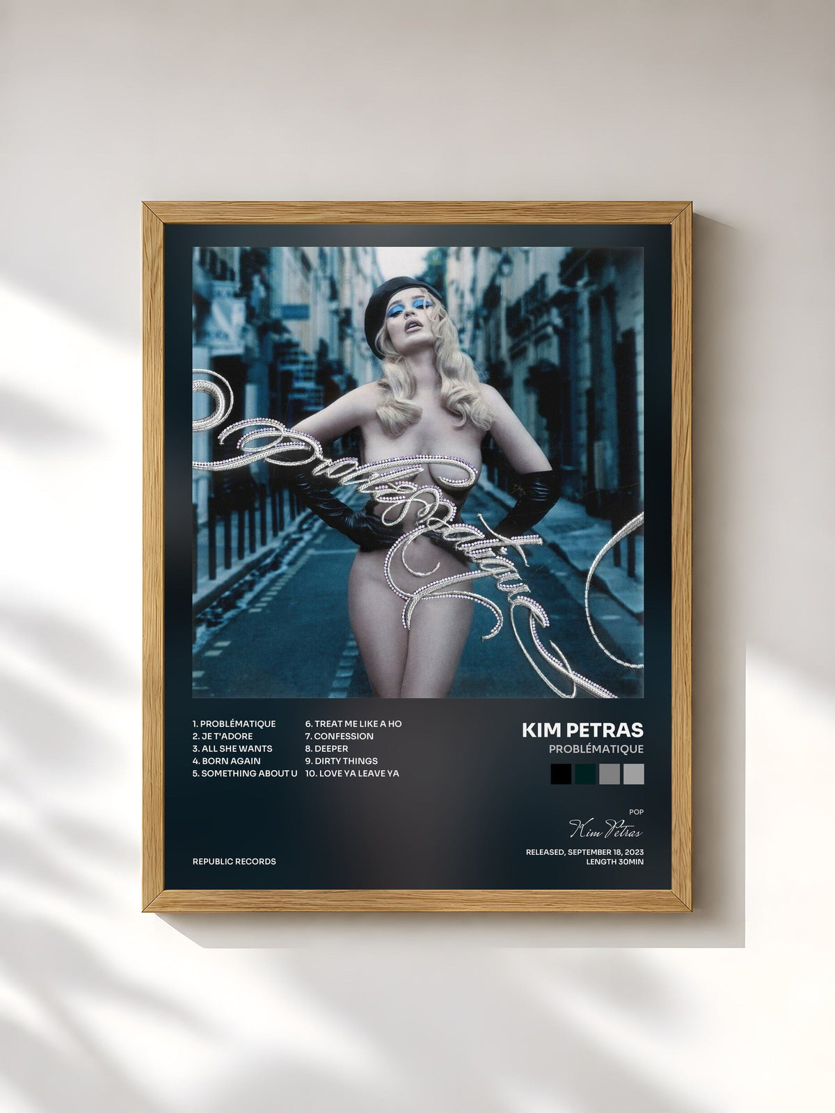 #bois Tableau de l'album Problématique de Kim Petras, cadre en bois brut, imprimé et encadré en France