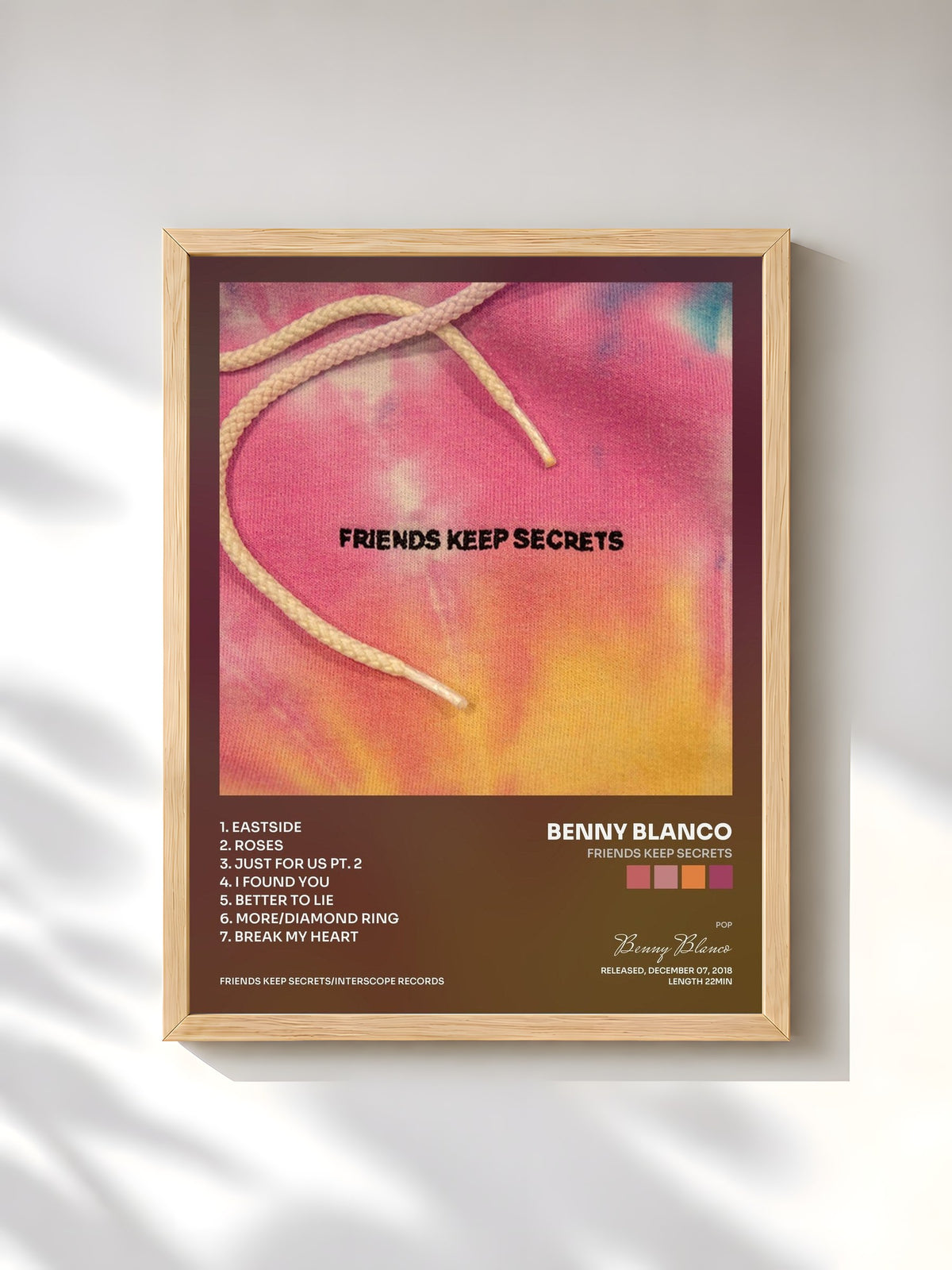 #bois Tableau de l'album FRIENDS KEEP SECRETS de Benny Blanco, cadre en bois brut, imprimé et encadré en France