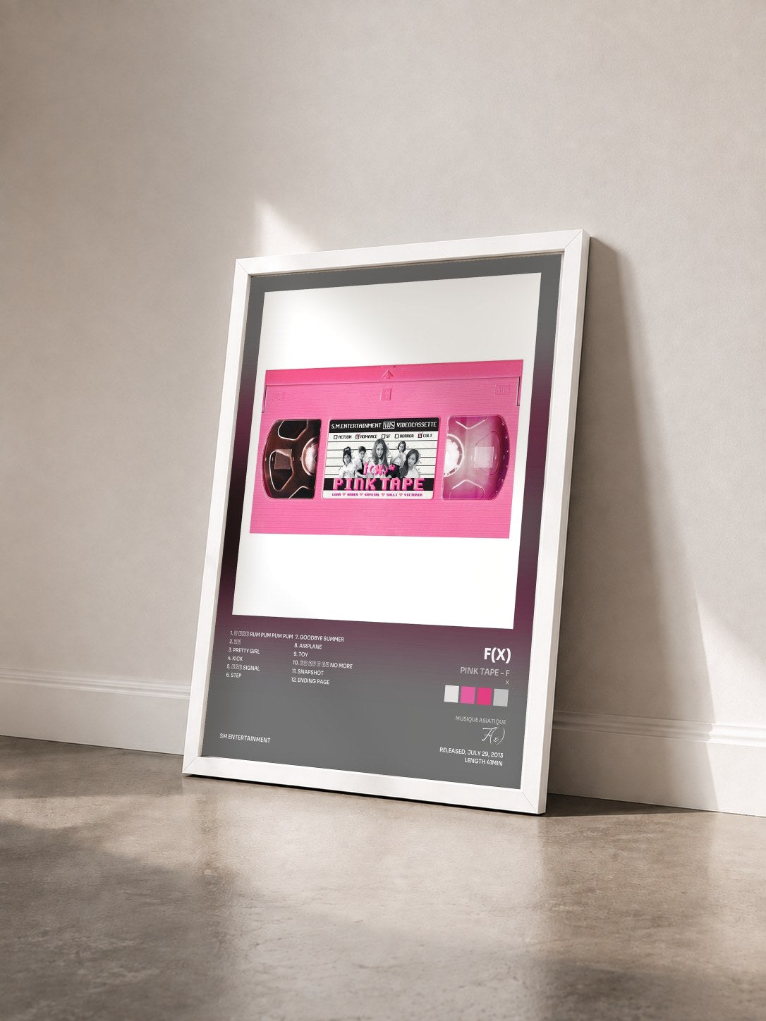#blanc Tableau de l'album Pink Tape - f(x) The 2nd Album de F(x) vu de trois quarts, cadre blanc